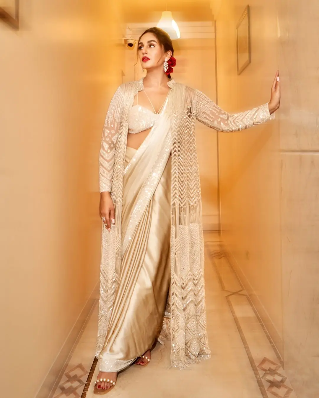 HUMA QURESHI IN WHITE SAREE BLOUSE 4